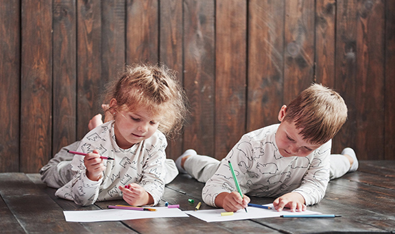 Children on a warm floor, coloring.